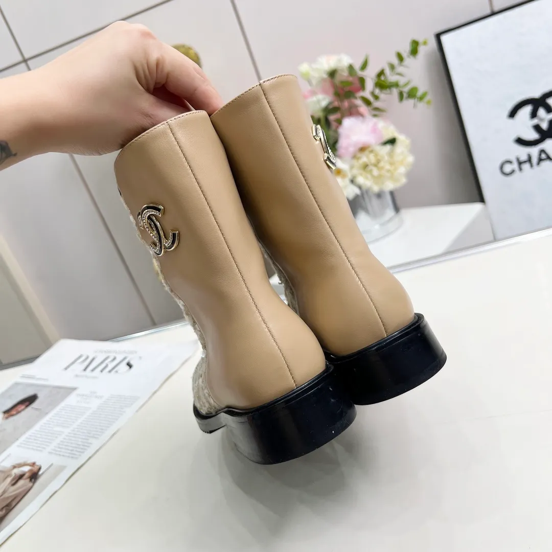 👟👟Ex-factory price 720👟👟 High version of Chanel CHANEL, 🌞🌞🌞Xiaoxiang’s latest 2025 autumn and winter short boots, a must-have item for this autumn and winter season! ! Ms. Chanel loves simple yet irresistible combinations to show her unique style. Mix and match freely to shine⚡Follow Grandma’s fashion steps! ! ! The top-notch craftsmanship and texture are perfectly presented. No matter any details, you can compare them with the counters. The best quality products can be entered and exited from the counters at will! ❶Fabric: imported sheepskin with customized fabrics ❷Lining: sheepskin lining ❸Foot pads: sheepskin ❹Outsole: original molded sole ❺Heel height: 3.5cm ❻Boot shaft height: total height 7 inches ❼Number: 35-40 (40 and 41 are customized and cannot be returned)